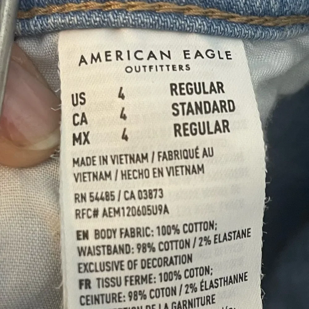 American Eagle mom jeans distressed light wash, size 4 regular‎